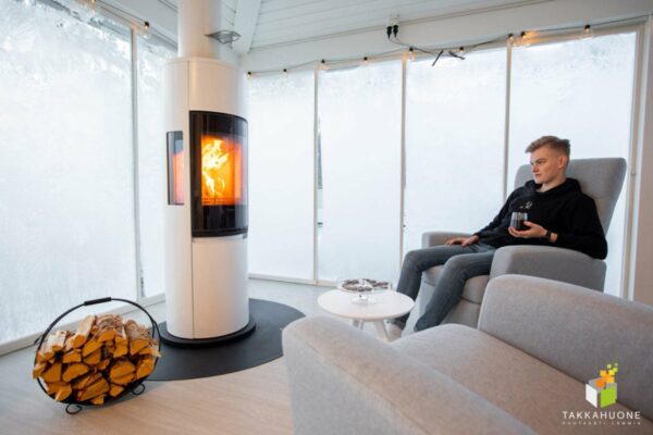 Takka katetun terassin lämmön tuojana ja tunnelman luojana