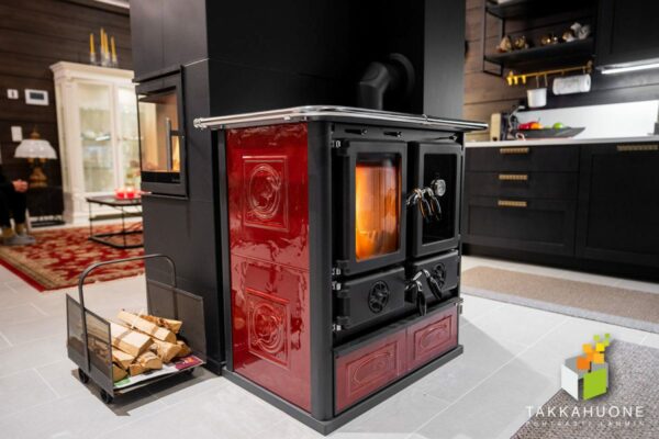 Tilaan sopiva takka, puuhella ja kiuas saman katon alta