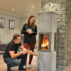 Norsk Kleber Merethe-vuolukivitakka on saatavana 110 cm ja 160 cm korkuisena ilman sivulaseja tai oikealla ja/tai vasemmalla sivulasilla.