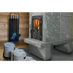 Norsk Kleber Otta-vuolukivitakka on saatavana pienenä, 85 cm korkuisena ja 115 cm korkuisena mallina. Takkaan saa keittolevyn. Kuvassa 85 cm malli.