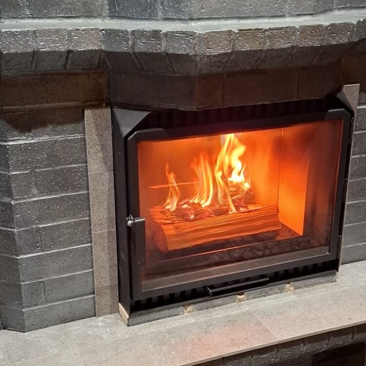 Suomalaiset innostuneet päivittämään avotakkoja – Takkahuone tuo markkinoille uutuudet tehokkaampaan ja turvallisempaan lämmitykseen